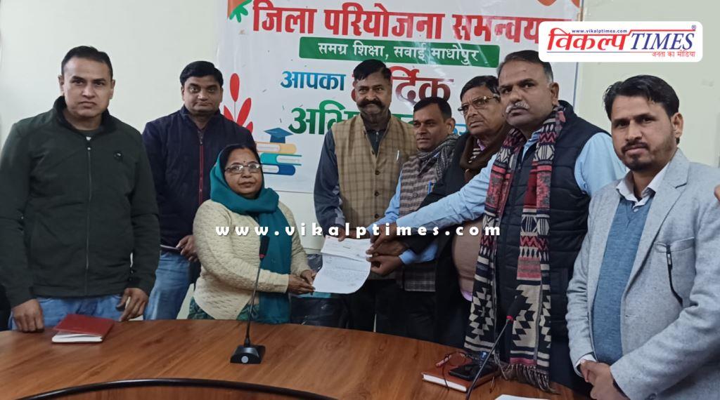 Retired lecturer gave a cheque of Rs 40 thousand for school development in sawai madhopur