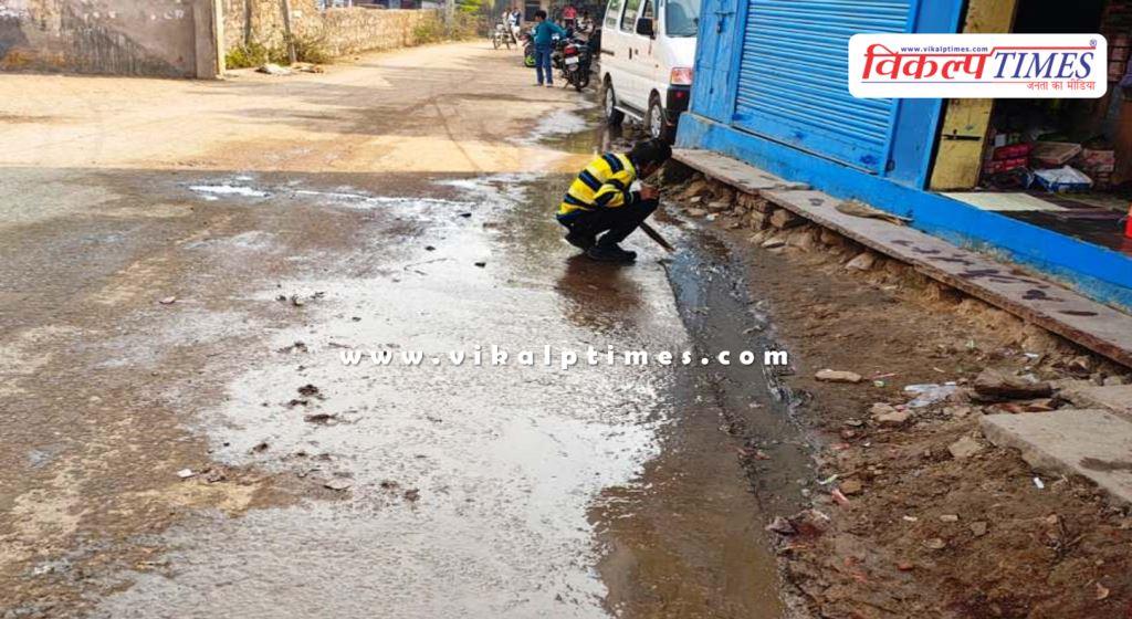 citizens are troubled due to drain water coming on the roads in todra sawai madhopur