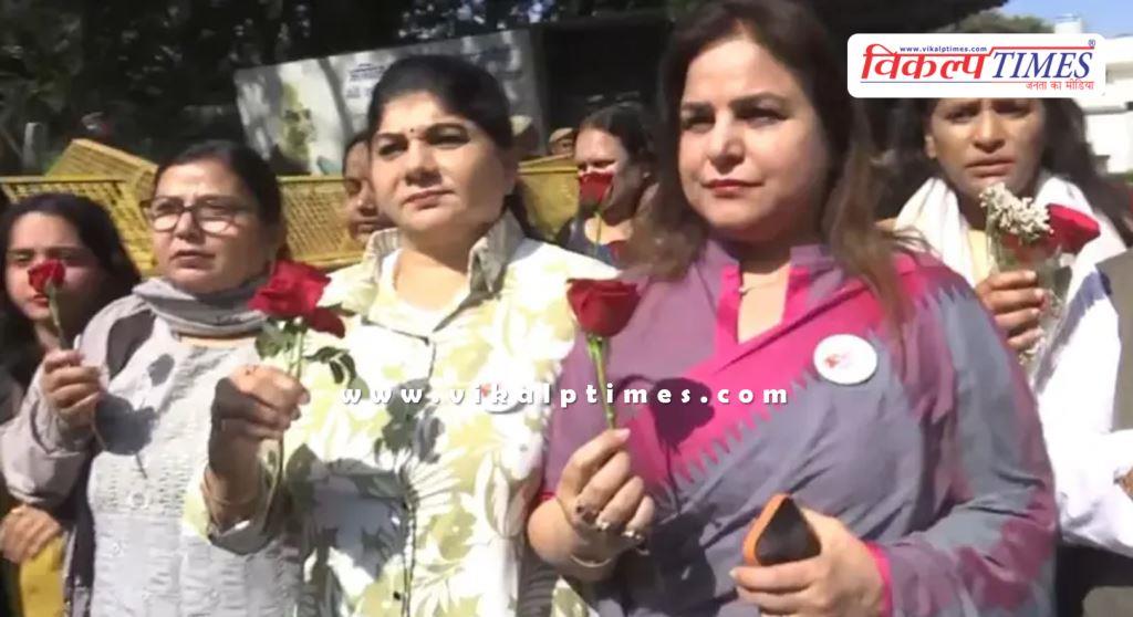 Congress women workers were stopped by the police while trying to give roses to Om Birla