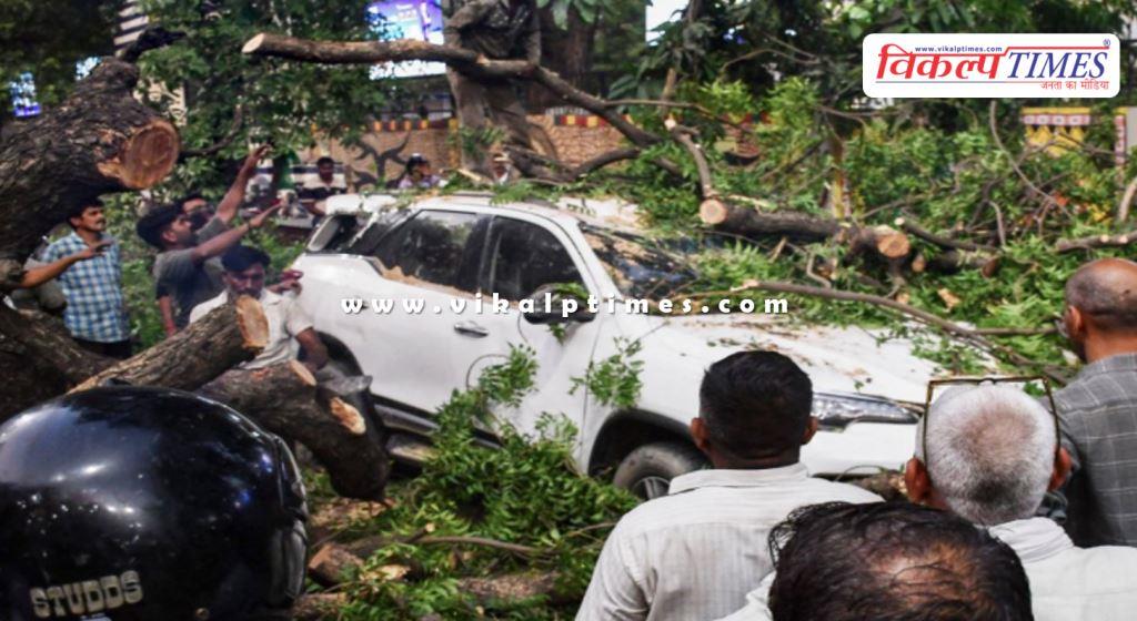 Heavy destruction due to storm and rain in Uttar Pradesh