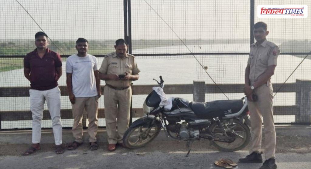 Motorcycle found abandoned on Pali Chambal bridge in khandar Sawai Madhopur