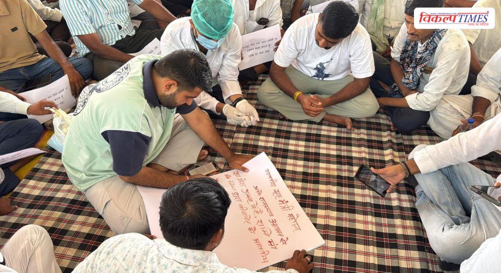 Under what compulsion did Ravindra Bhati have to write the letter with blood